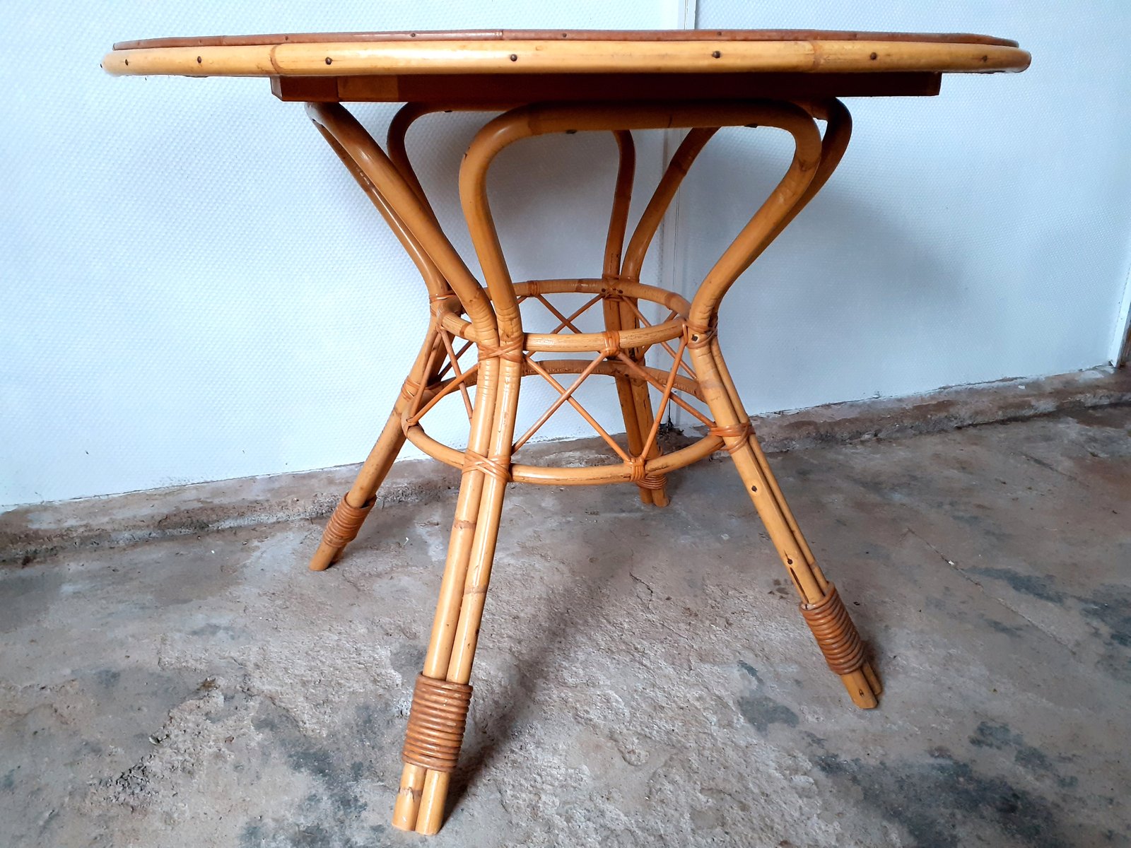 Runder Vintage Vintage Tisch aus Rattan, 1960er bei Pamono kaufen