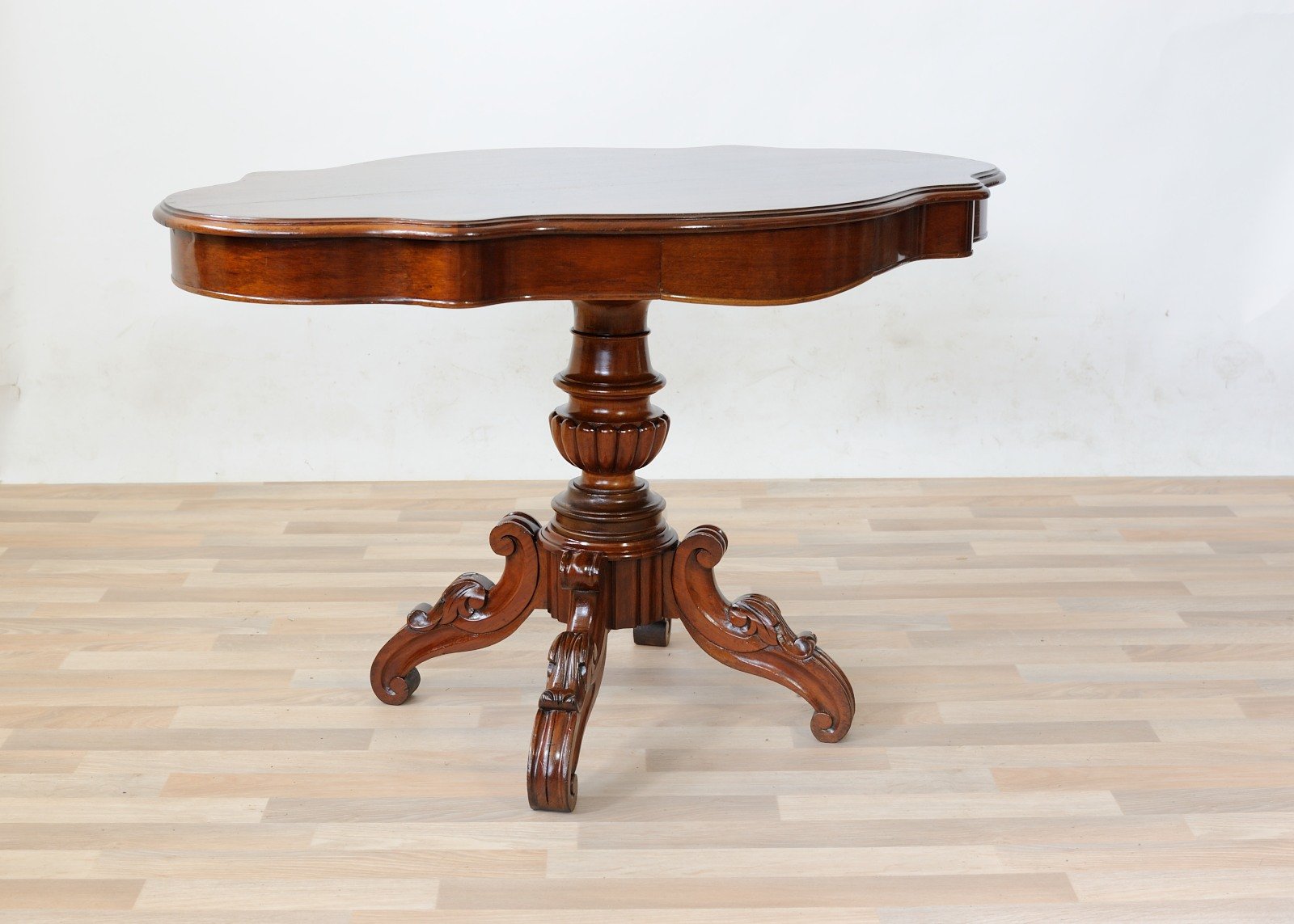 Antique French Veneer Coffee Table in Mahogany for sale at Pamono