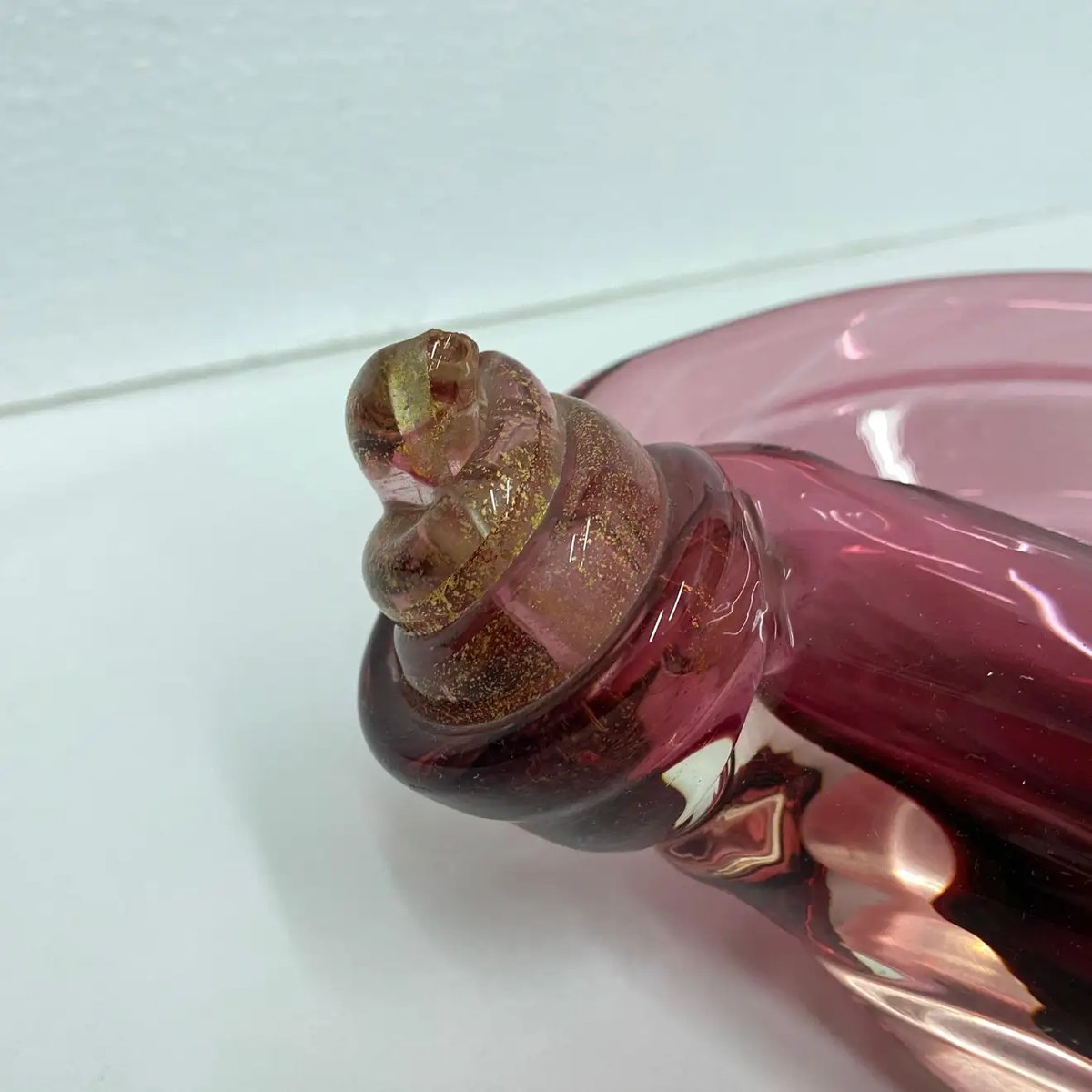 MidCentury Modern Italian Purple and Gold Murano Glass Ashtray, 1970s for sale at Pamono