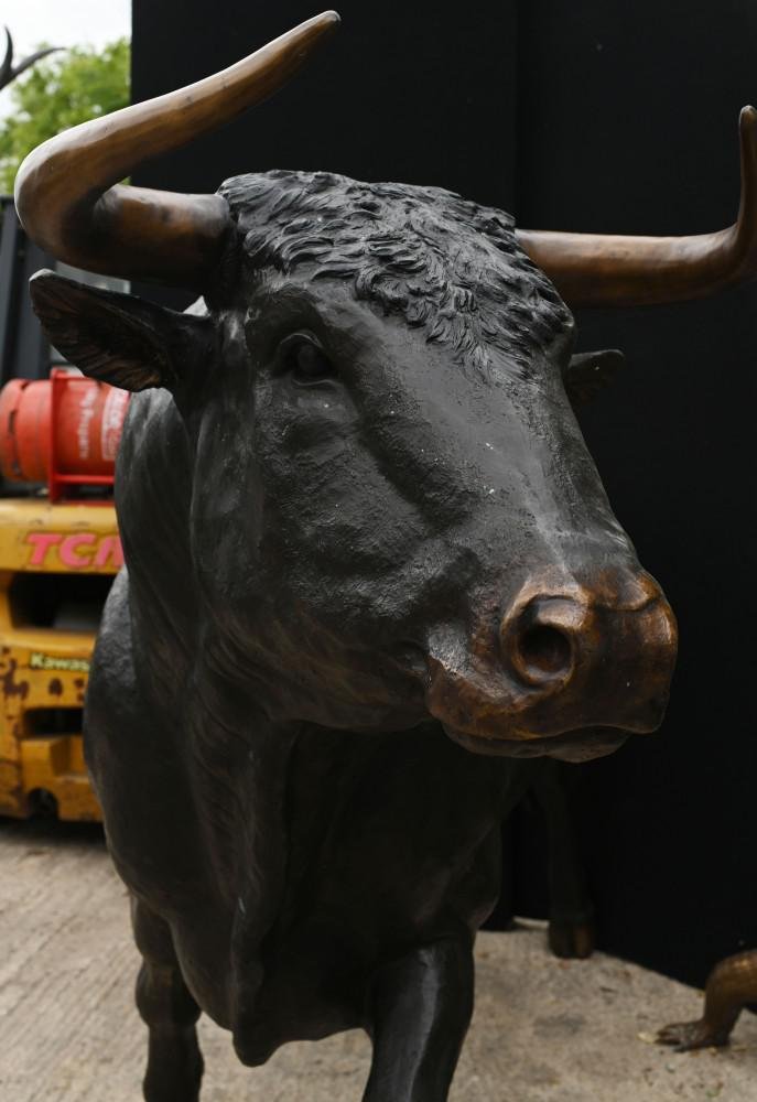 Bronze Bull Statue for sale at Pamono