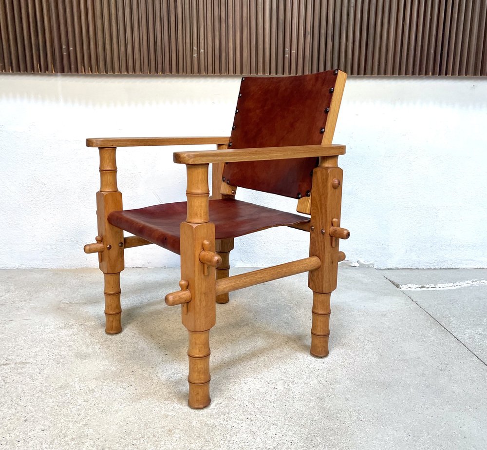 Paire de fauteuils safari acajou et cuir brun années 1960