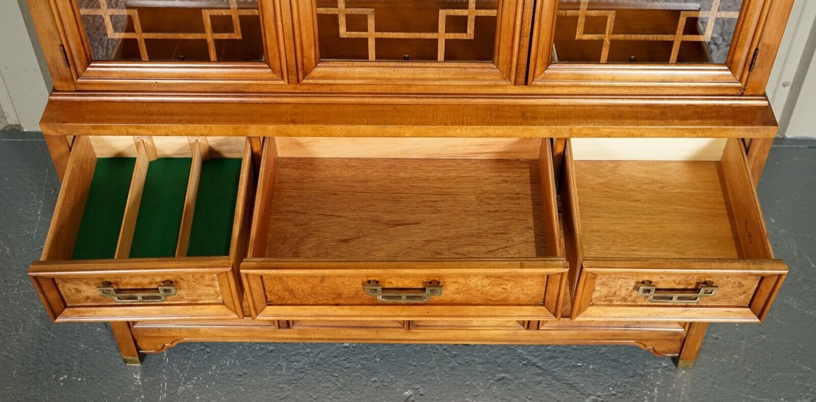 Oriental Henry Link Display with Lights for sale at Pamono