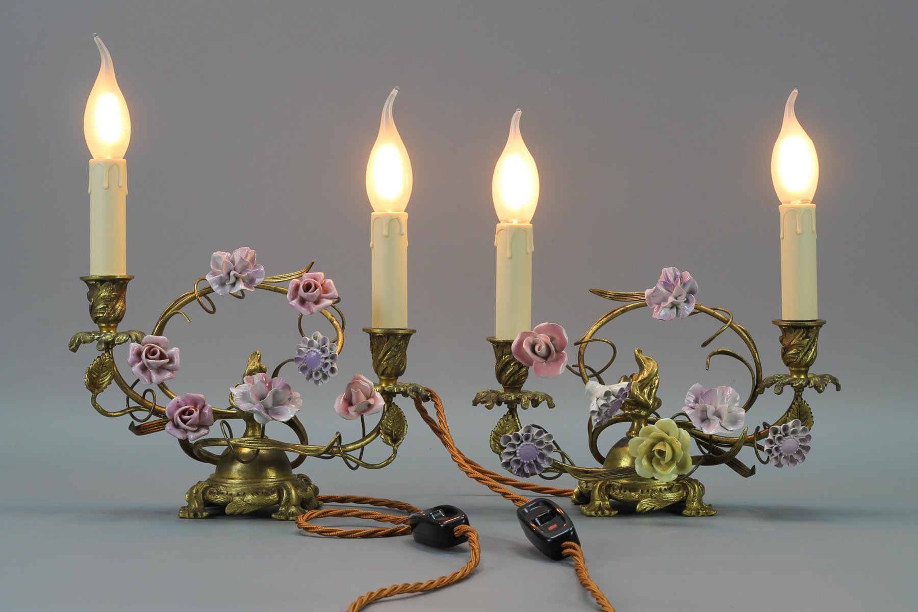 Lámparas de mesa francesas rococó de bronce dorado y porcelana, años 50 ...