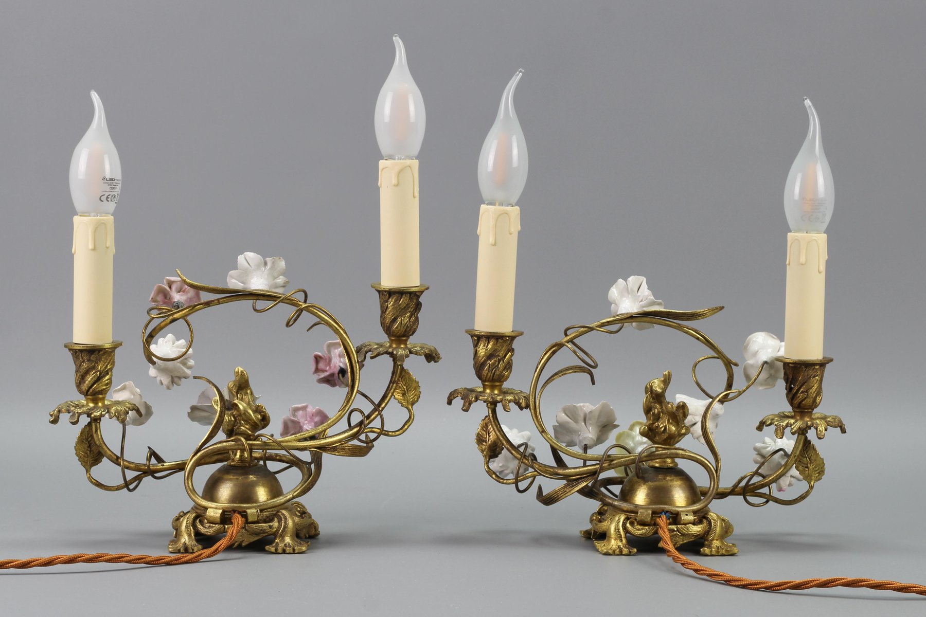 Lámparas de mesa francesas rococó de bronce dorado y porcelana, años 50 ...