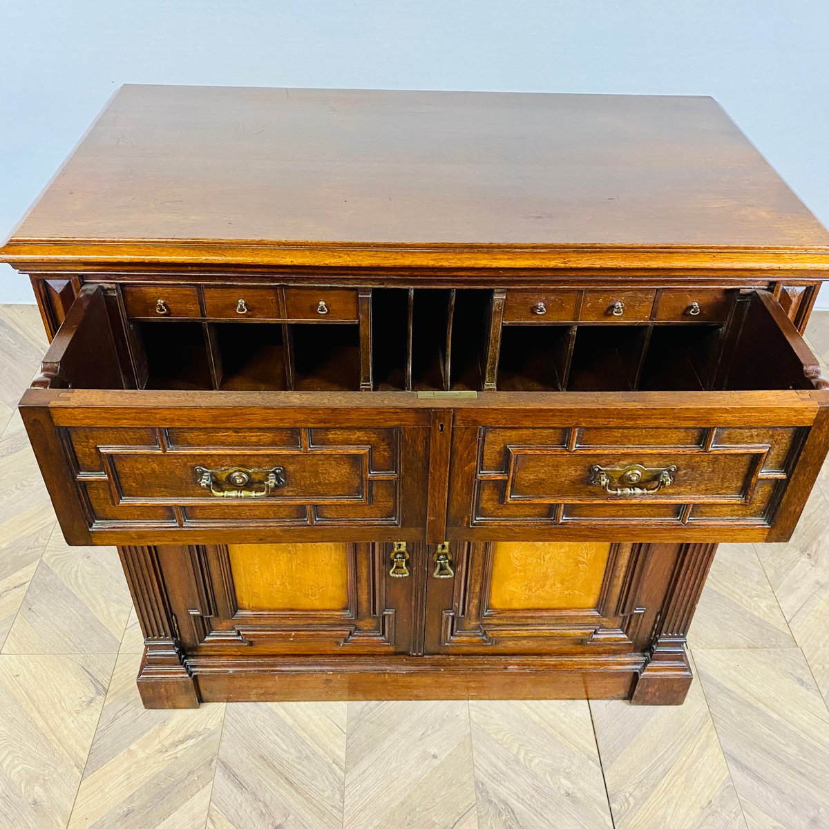 Antique English Sideboard, 19th Century for sale at Pamono