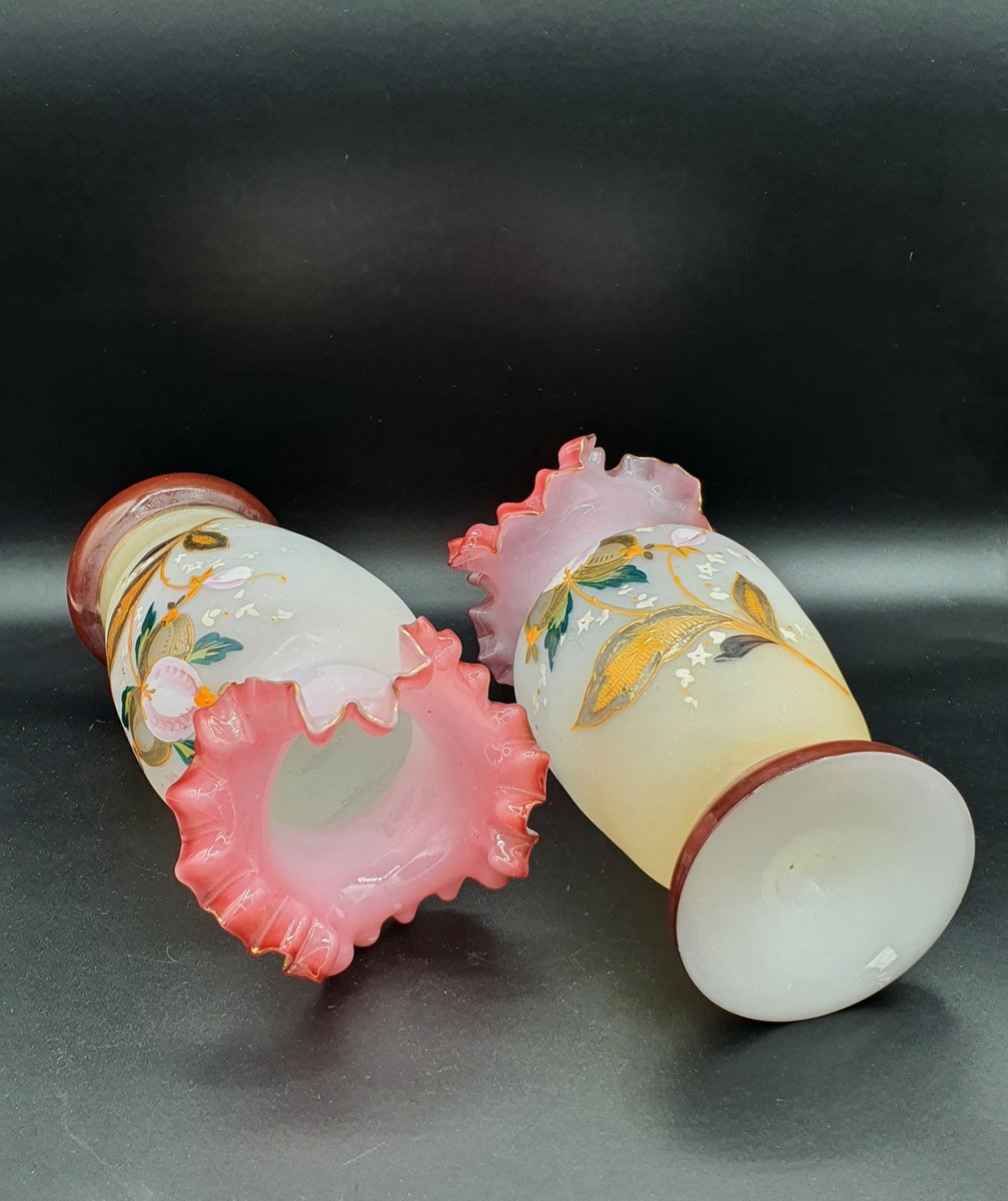 Vases Peints En Verre Opalin France Set De 2 En Vente Sur Pamono vases-peints-en-verre-opalin-france-set-de-2-en-vente-sur-pamono