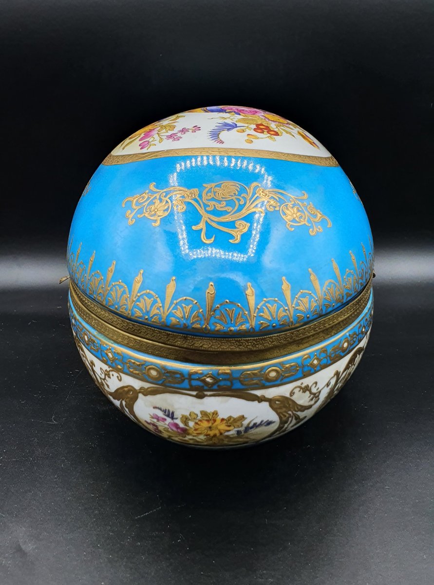 Große Eiförmige Sèvres Porzellan Box bei Pamono kaufen