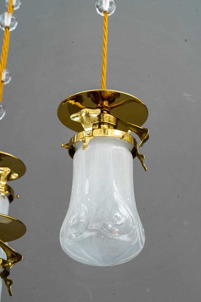 Lampe vintage en laiton avec abat-jour en verre opaline blanc