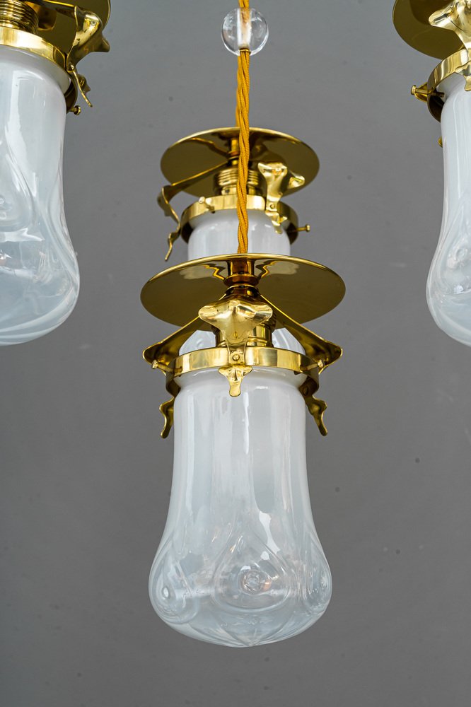 Lampadaire à abat-jour tulipe en verre opalin, moderne du milieu du siècle dernier - En vente