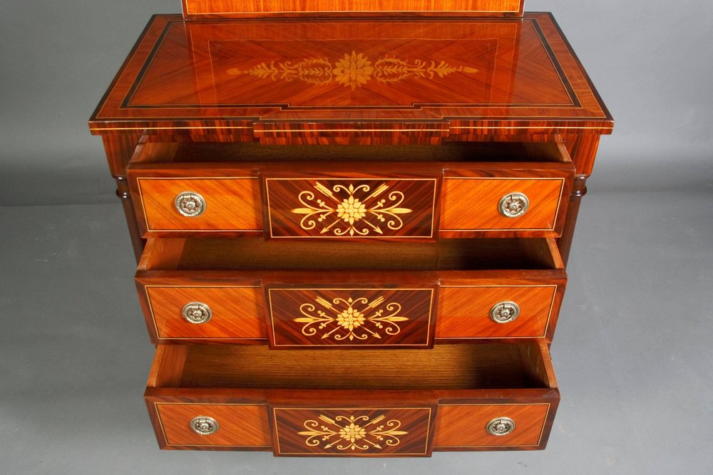 20th Century Classicist Style Tulip Mirror Commode for sale at Pamono