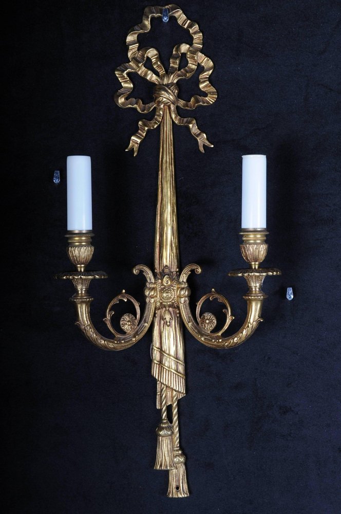 France, époque Louis XVI Baguette en bois mouluré et doré à