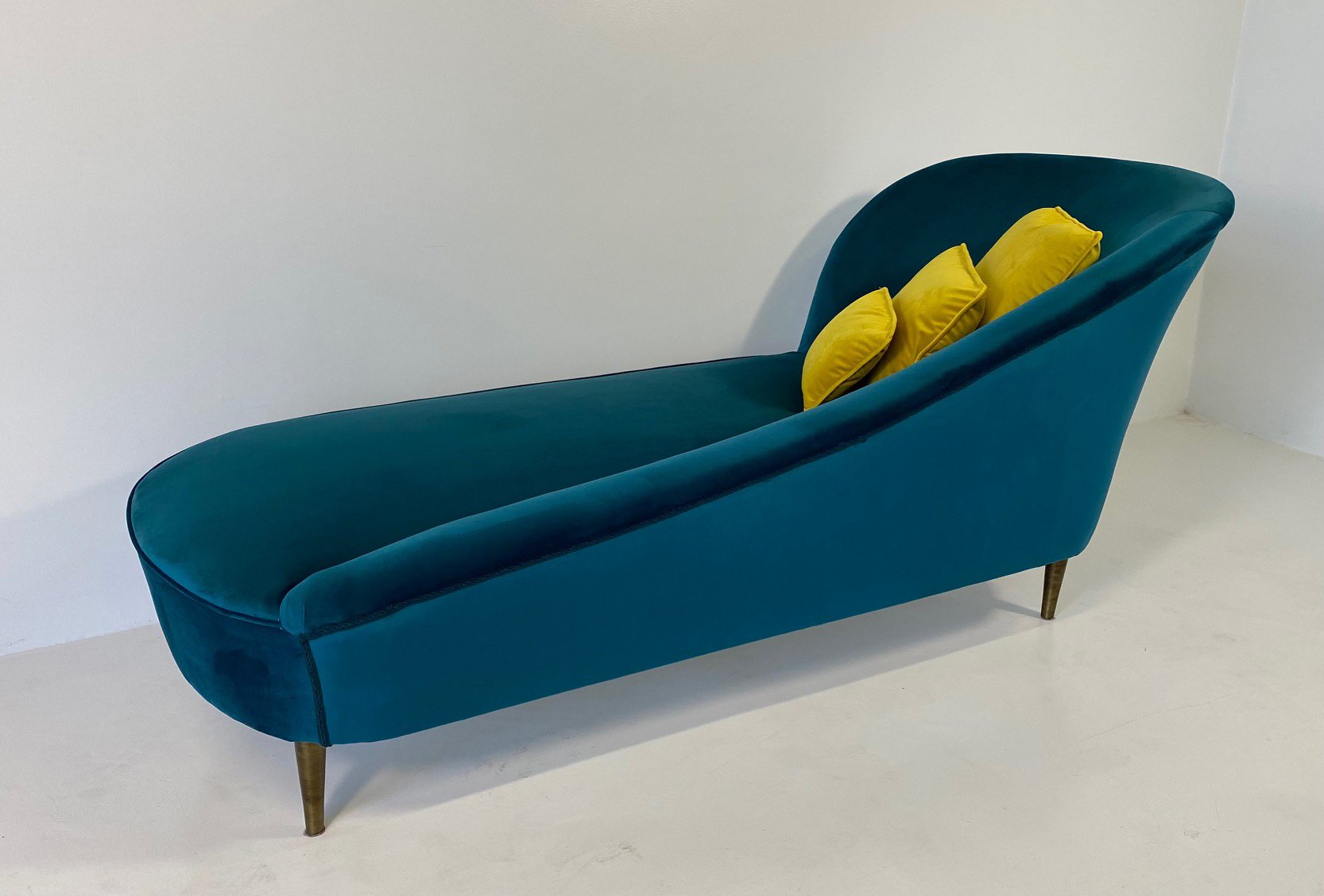 Art Deco Italian Teal Velvet ChaiseLongue, 1950s for sale at Pamono