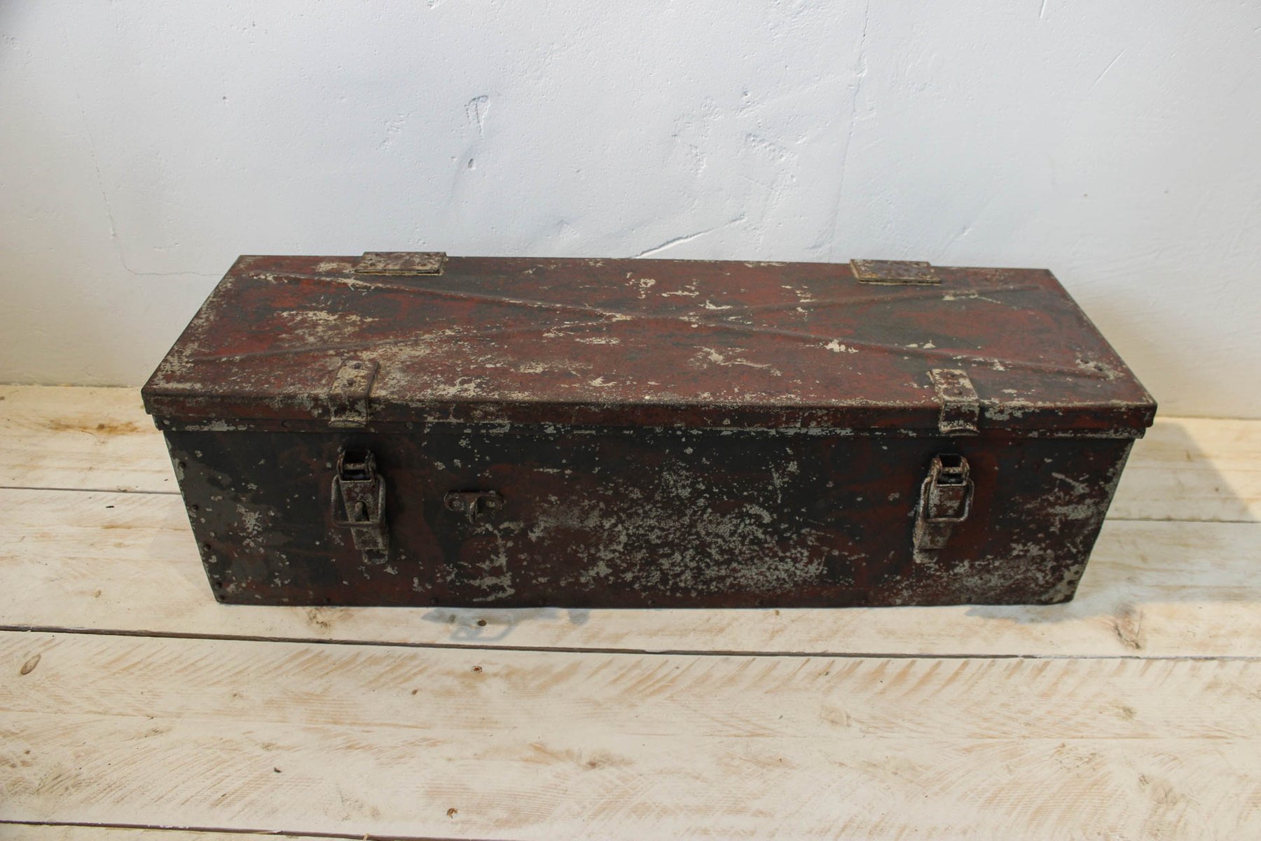 Caja de munición vintage de acero en venta en Pamono