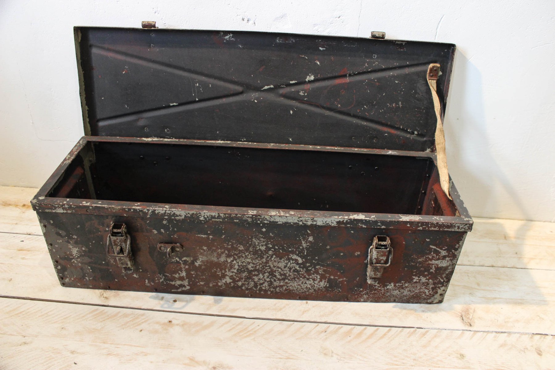 Caja de munición vintage de acero en venta en Pamono