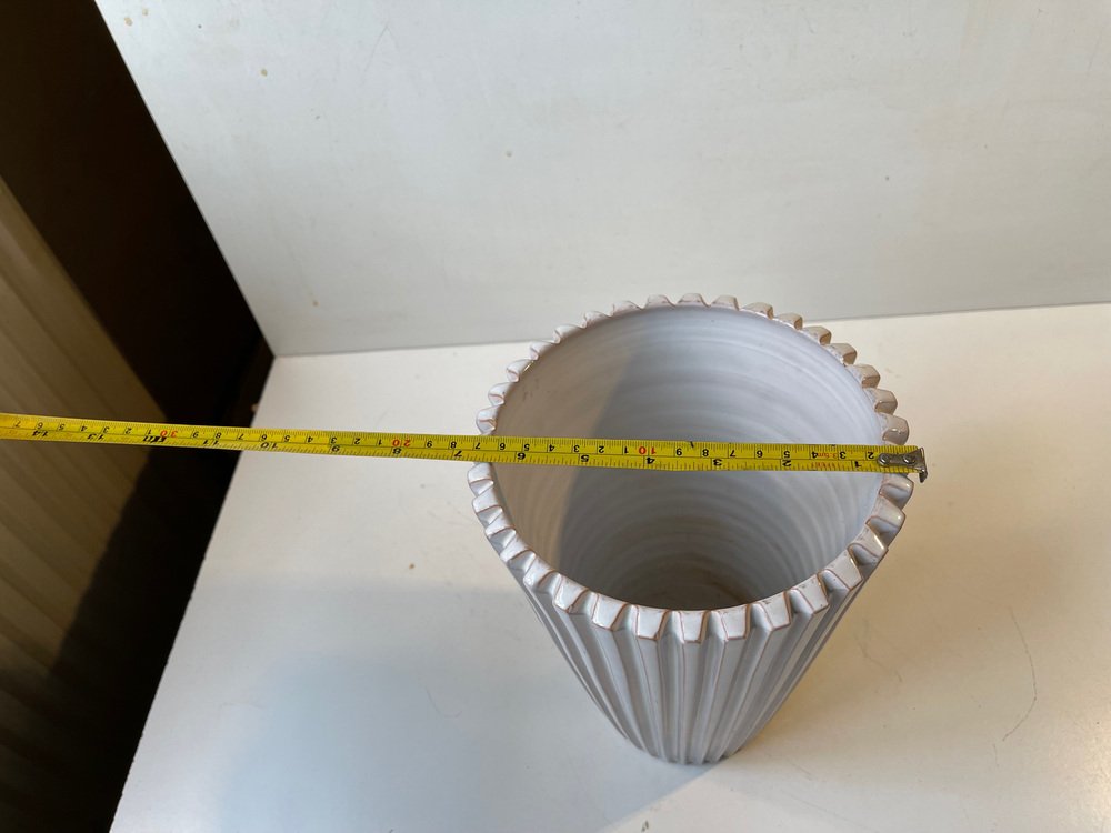 Geriffelte Art Deco Vase mit weißer Glasur, Dänemark, 1950er bei Pamono ...