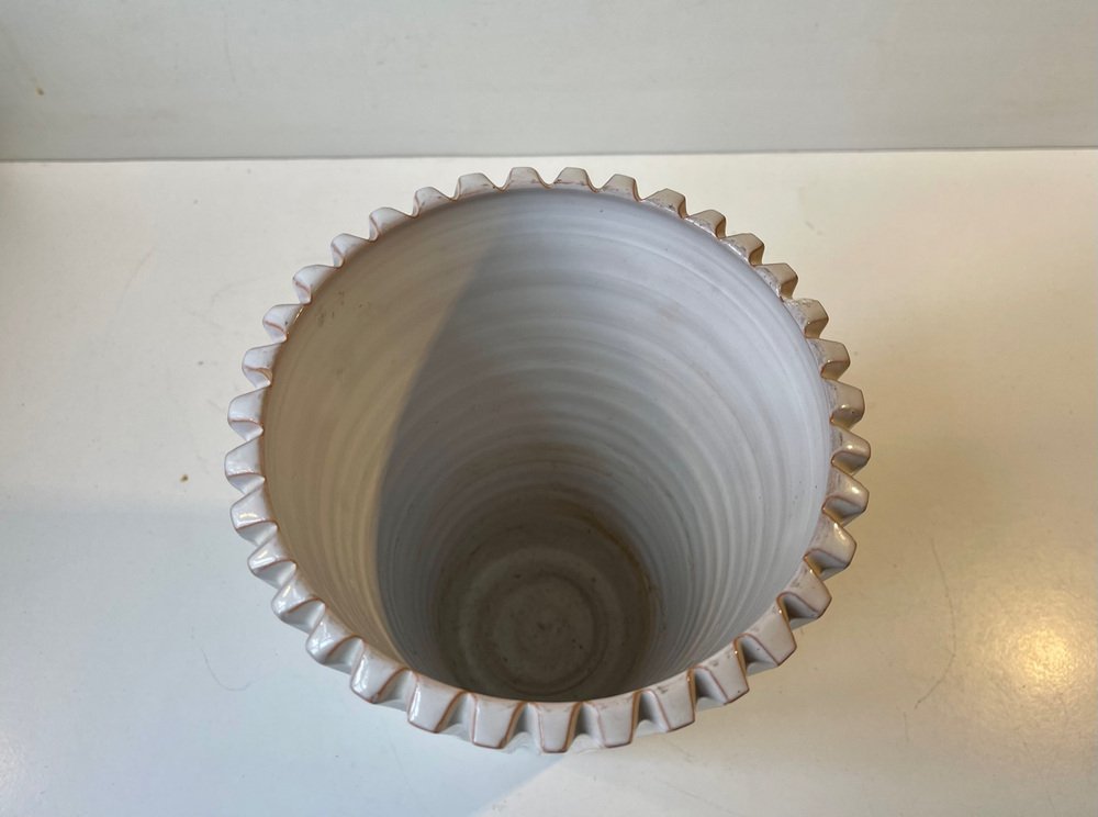 Geriffelte Art Deco Vase mit weißer Glasur, Dänemark, 1950er bei Pamono ...