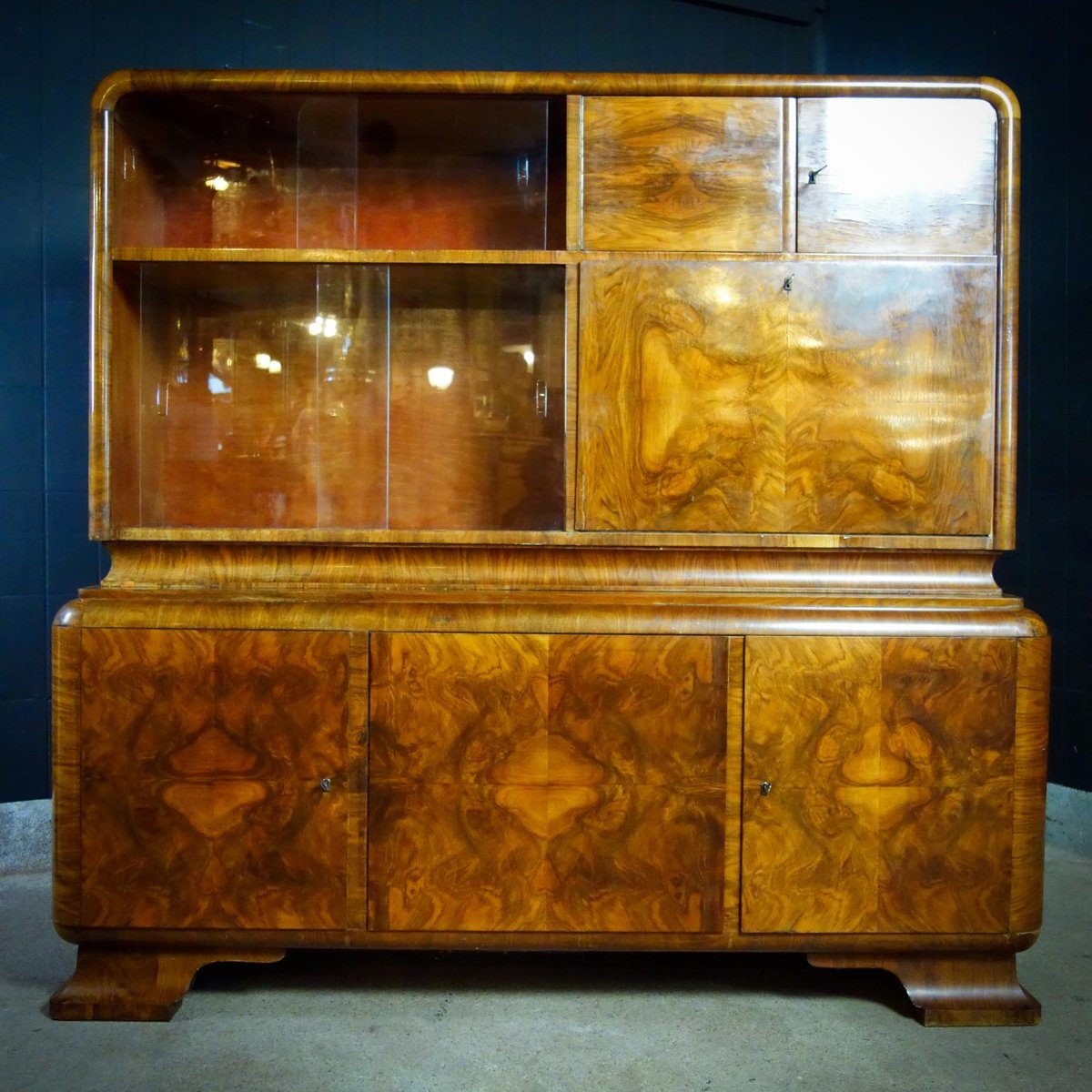 art-deco-schrank-mit-verspiegeltem-furnier-1930er-bei-pamono-kaufen