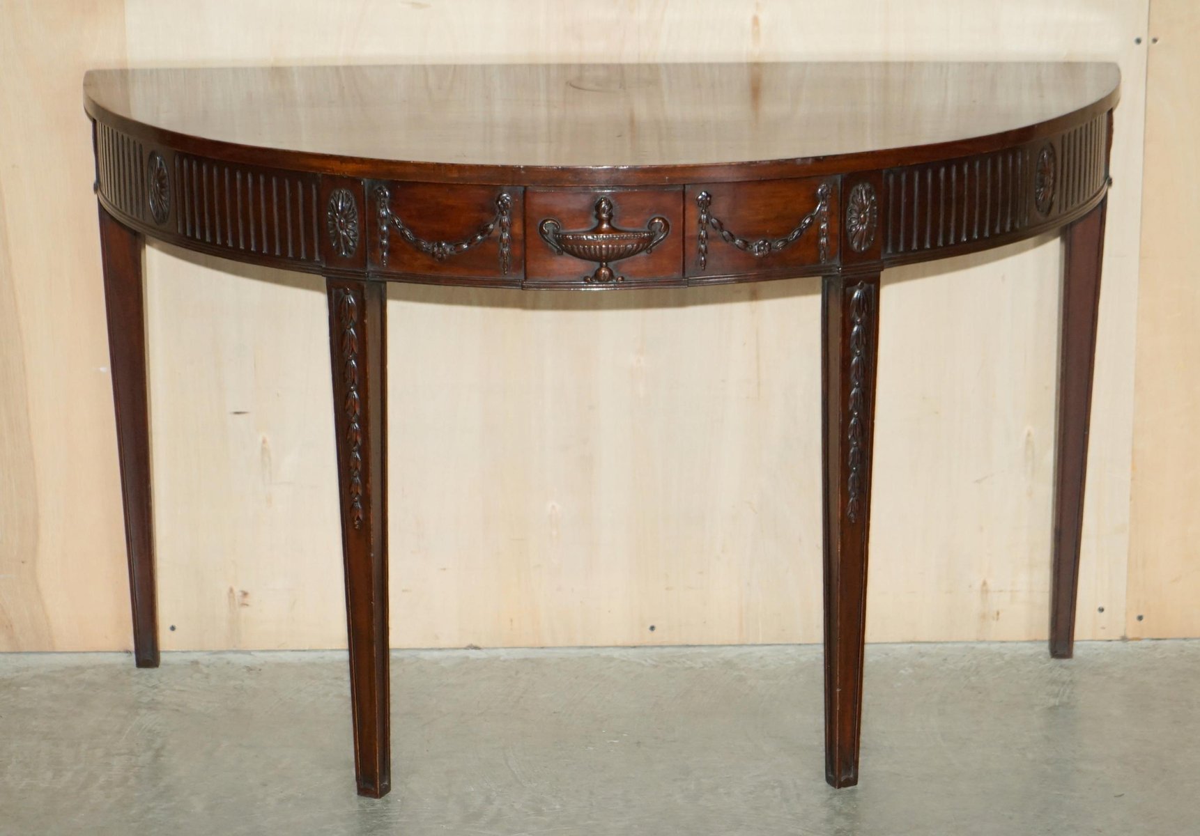 Table Console Adams Demi Line en Bois Dur Sculpté par Charles & Ray ...