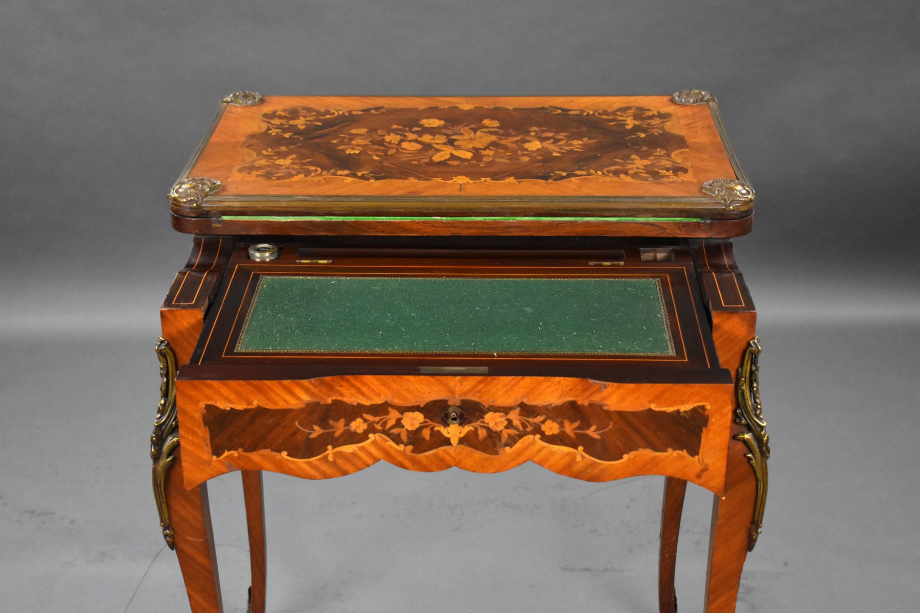Table Basse Victorienne en Noyer, 1860 en vente sur Pamono