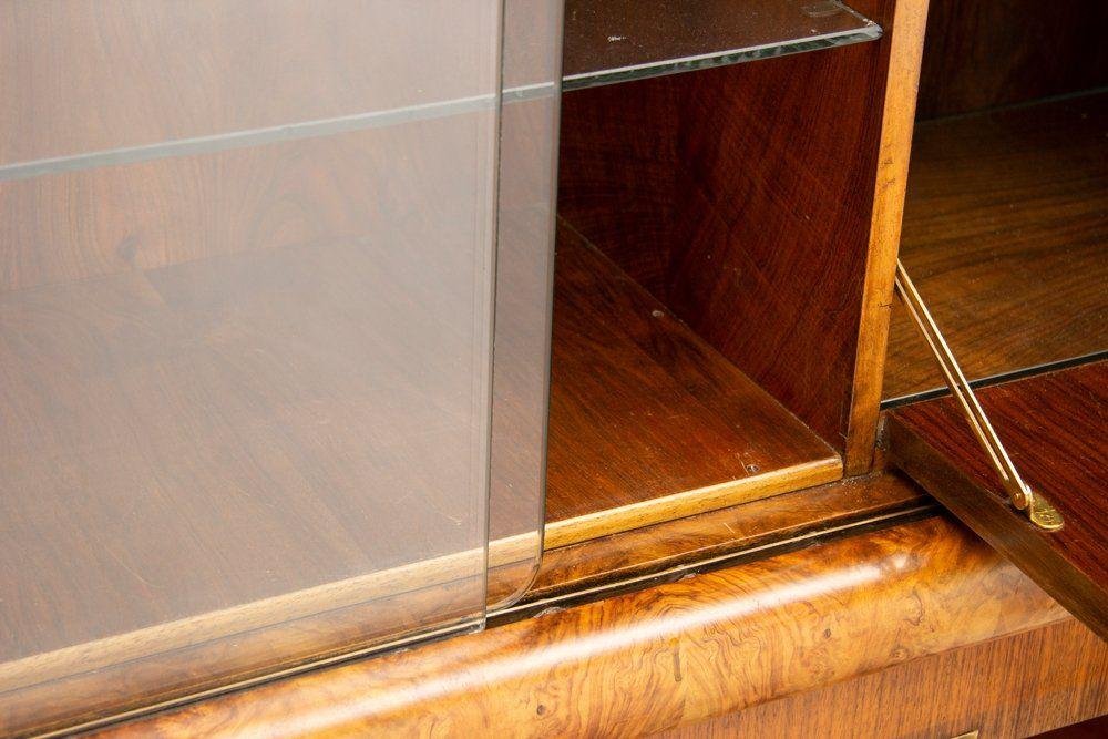 Britischer Art Deco Walnuss Wandschrank, 1930er bei Pamono kaufen