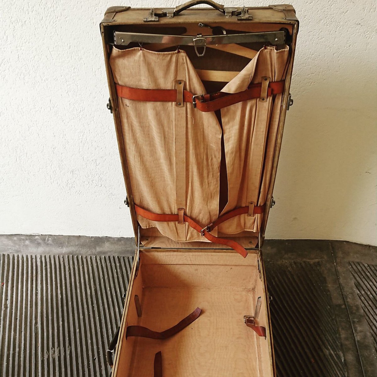 German Wardrobe Suitcase, 1930s for sale at Pamono
