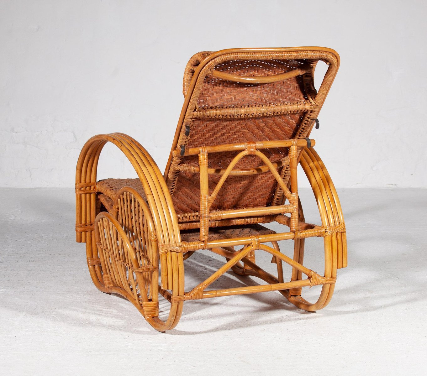 Ausziehbarer Boho Bambus Liegestuhl aus Rattan mit Zeitschriftenhalter