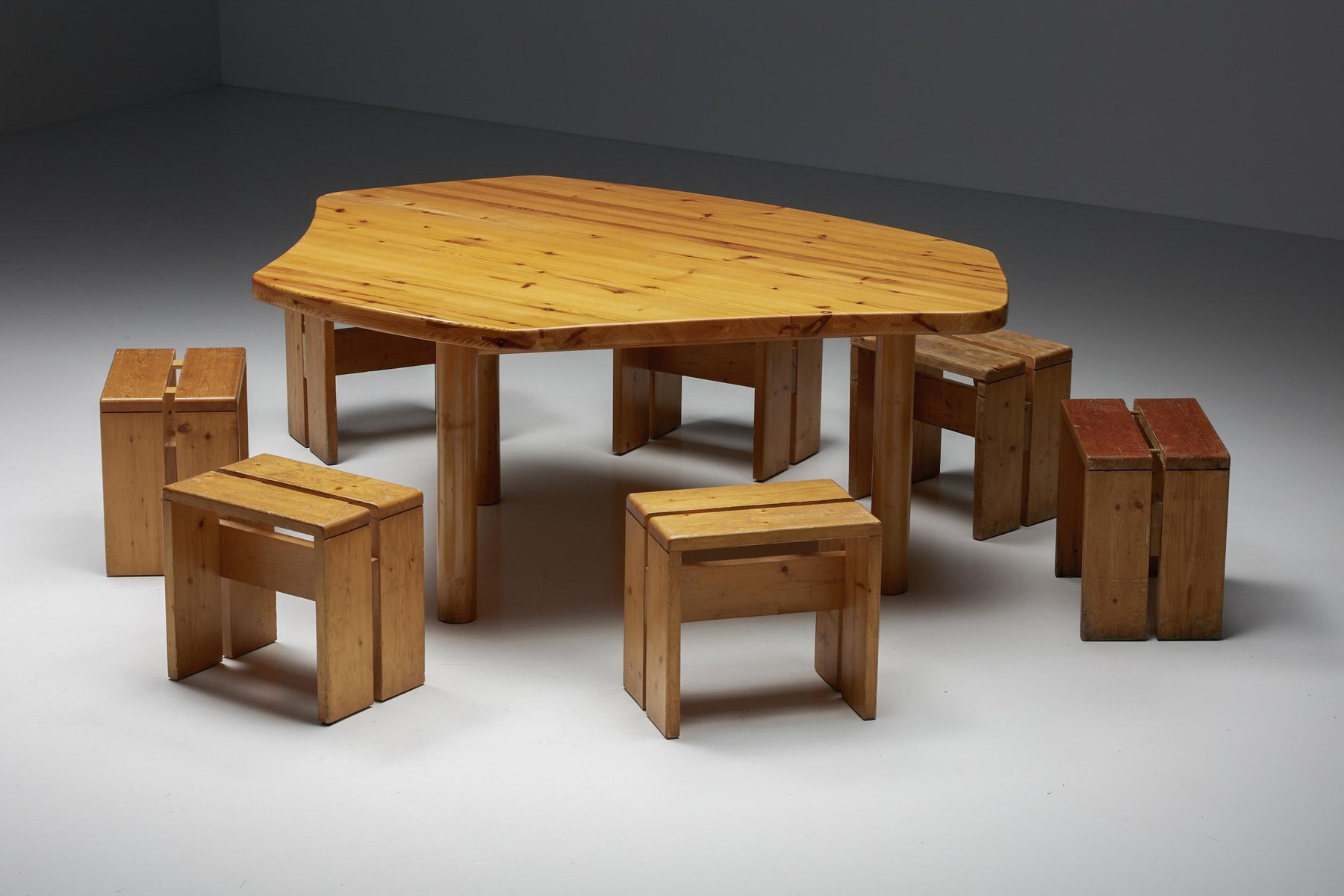Tavolo da pranzo Mid-Century in marmo con base conica nello stile di Angelo Mangiarotti in