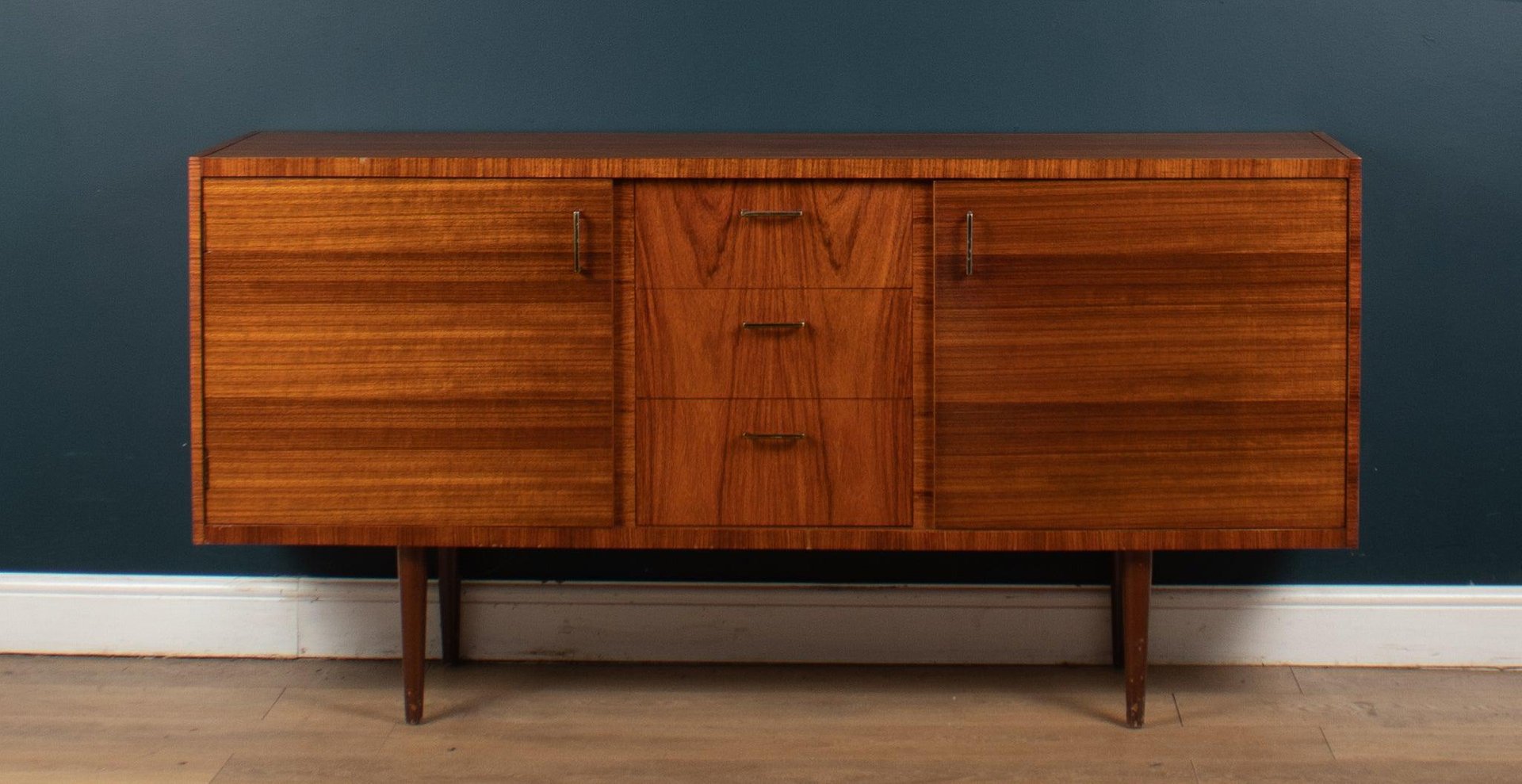 Kurzes Sideboard mit Bar aus Nussholz & Teak, 1960er bei Pamono kaufen