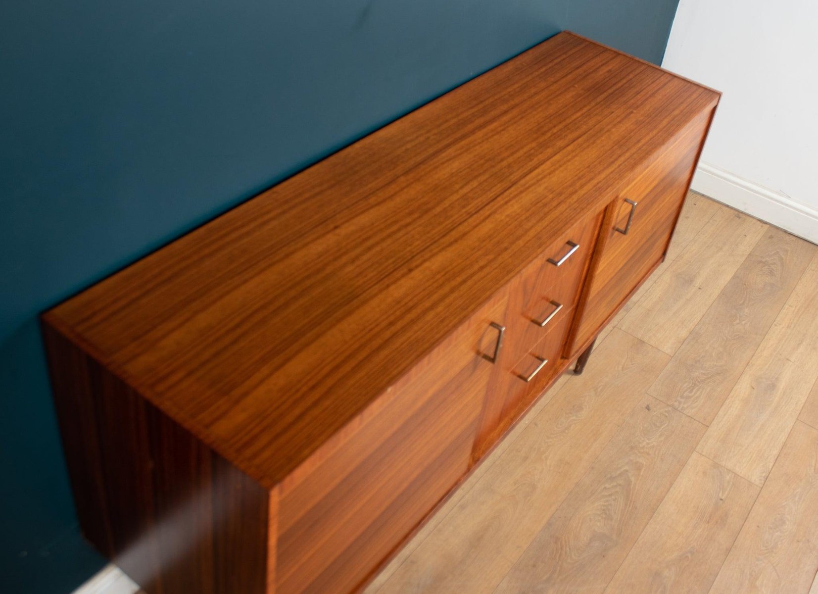 Kurzes Sideboard mit Bar aus Nussholz & Teak, 1960er bei Pamono kaufen