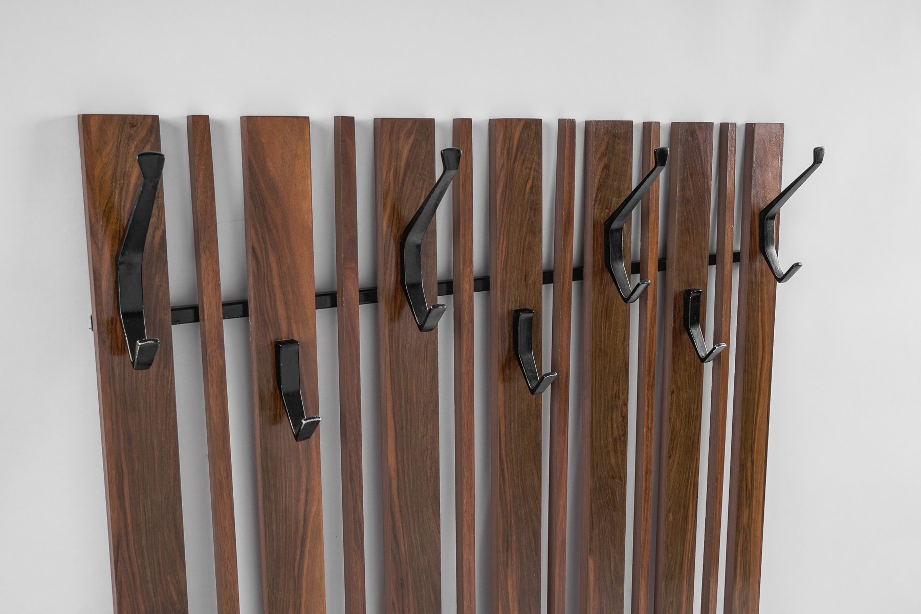 Walnuss Lamellen Wand Garderobe mit schwarzen Haken, 1960er bei Pamono ...