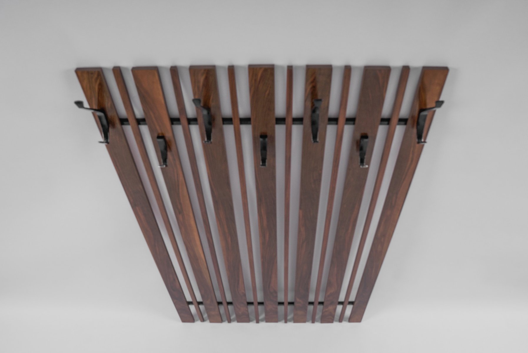 Walnuss Lamellen Wand Garderobe mit schwarzen Haken, 1960er bei Pamono ...