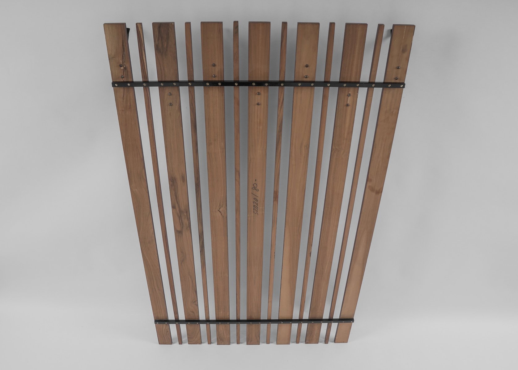 Walnuss Lamellen Wand Garderobe mit schwarzen Haken, 1960er bei Pamono ...