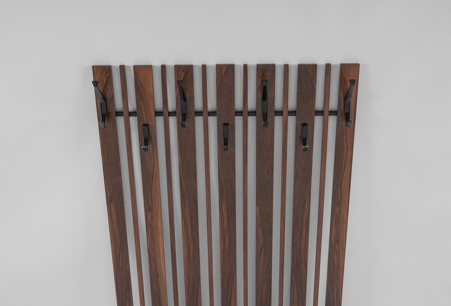 Walnuss Lamellen Wand Garderobe mit schwarzen Haken, 1960er bei Pamono ...