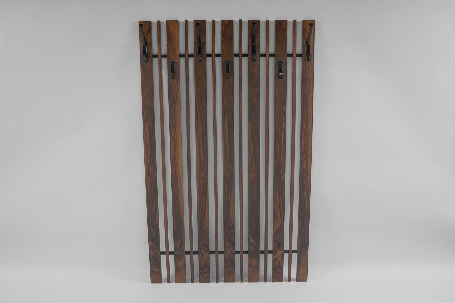 Walnuss Lamellen Wand Garderobe mit schwarzen Haken, 1960er bei Pamono ...