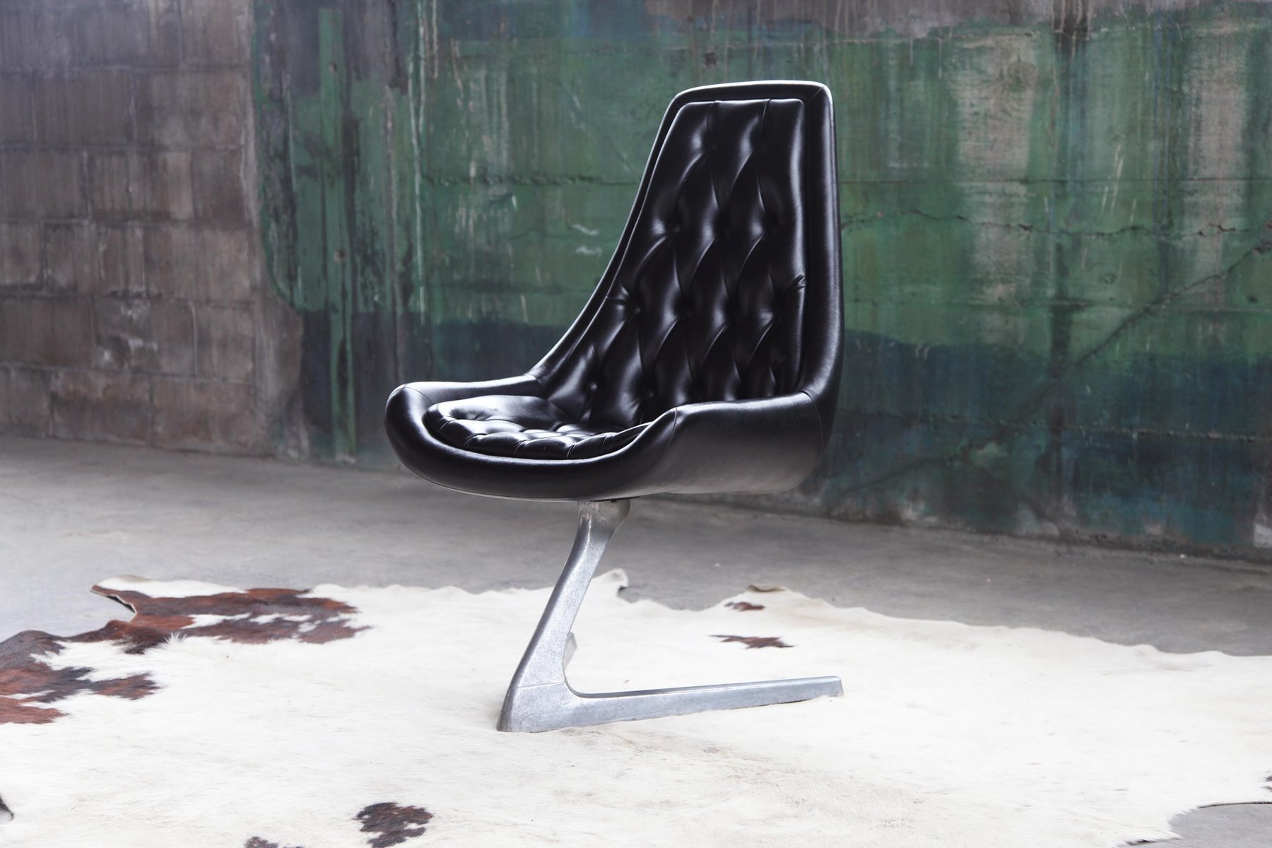 Black Tufted Sculpta Star Trek Unicorn Swivel Chair with Steel V Base