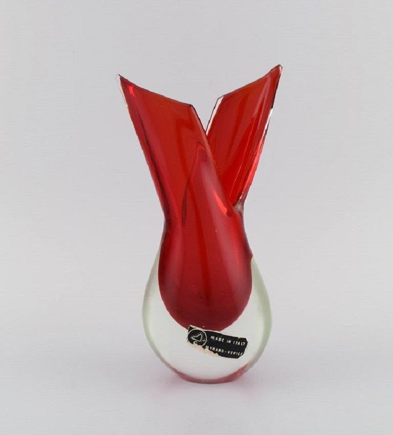 Vaso in vetro di Murano soffiato a bocca rosso e trasparente, Italia
