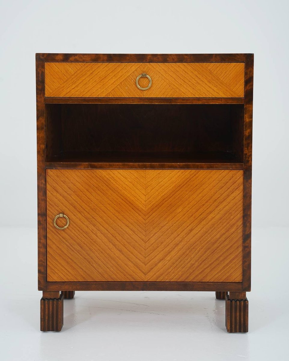 Tables de chevet Art Déco 1940 en noyer avec porte et étagère