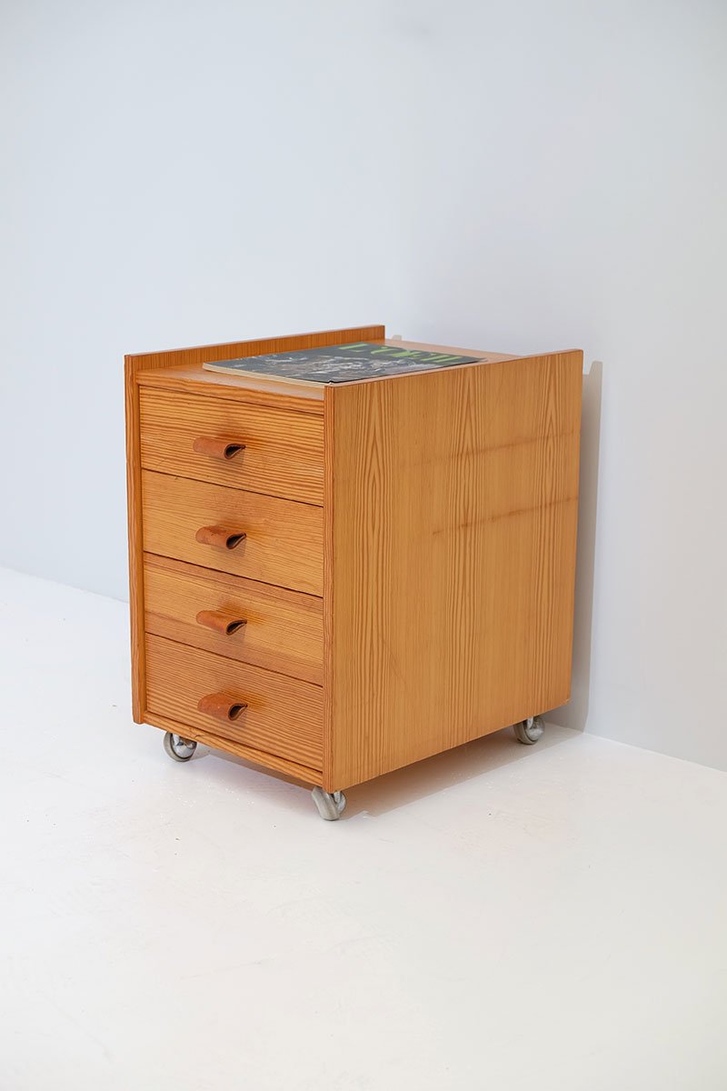 Kleine Kiefernholz Kommode auf Rollen, 1970er bei Pamono kaufen Kleine Kiefernholz Kommode auf Rollen, 1970er bei Pamono kaufen