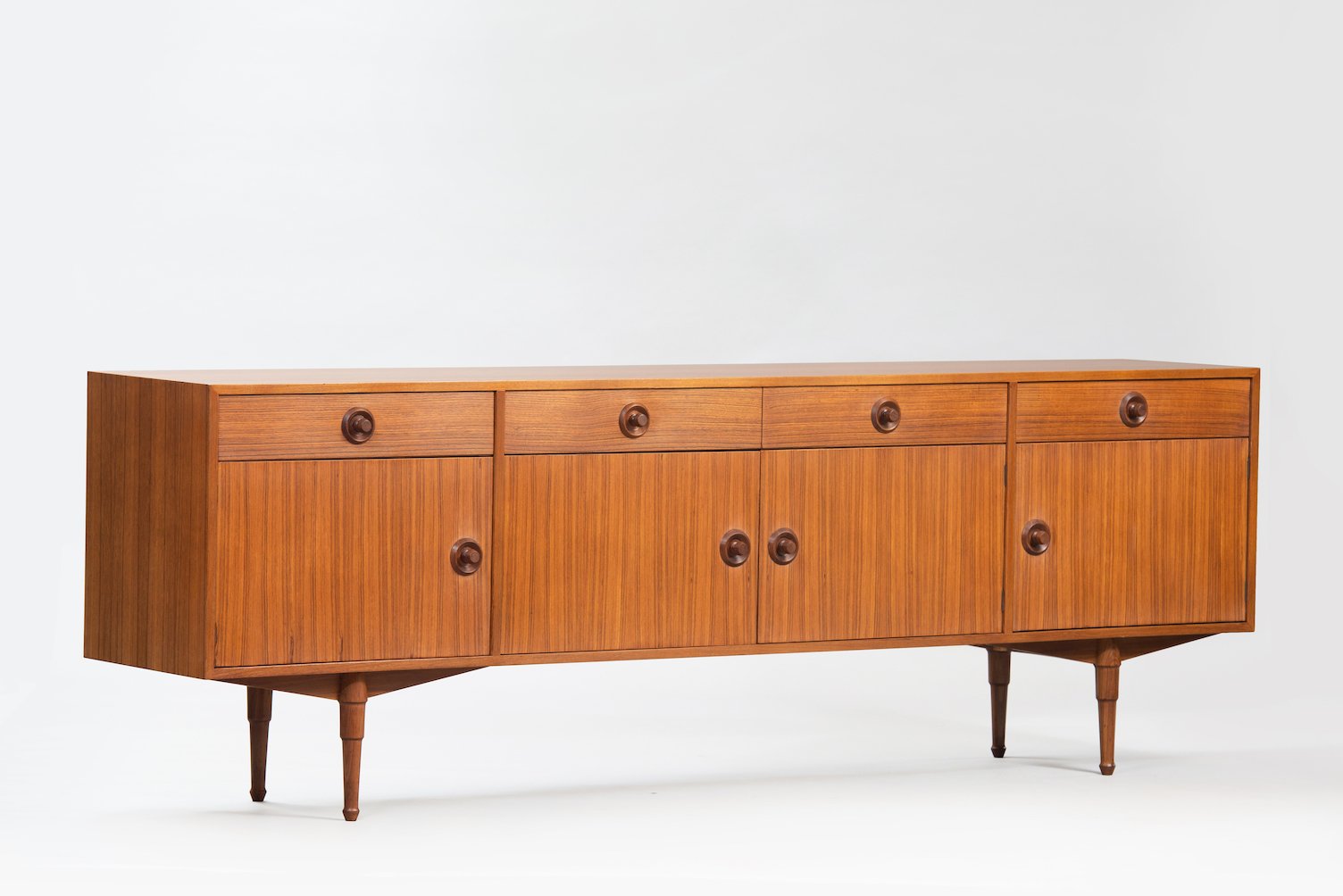 Credenza lunga in teak, Italia, anni '60 in vendita su Pamono