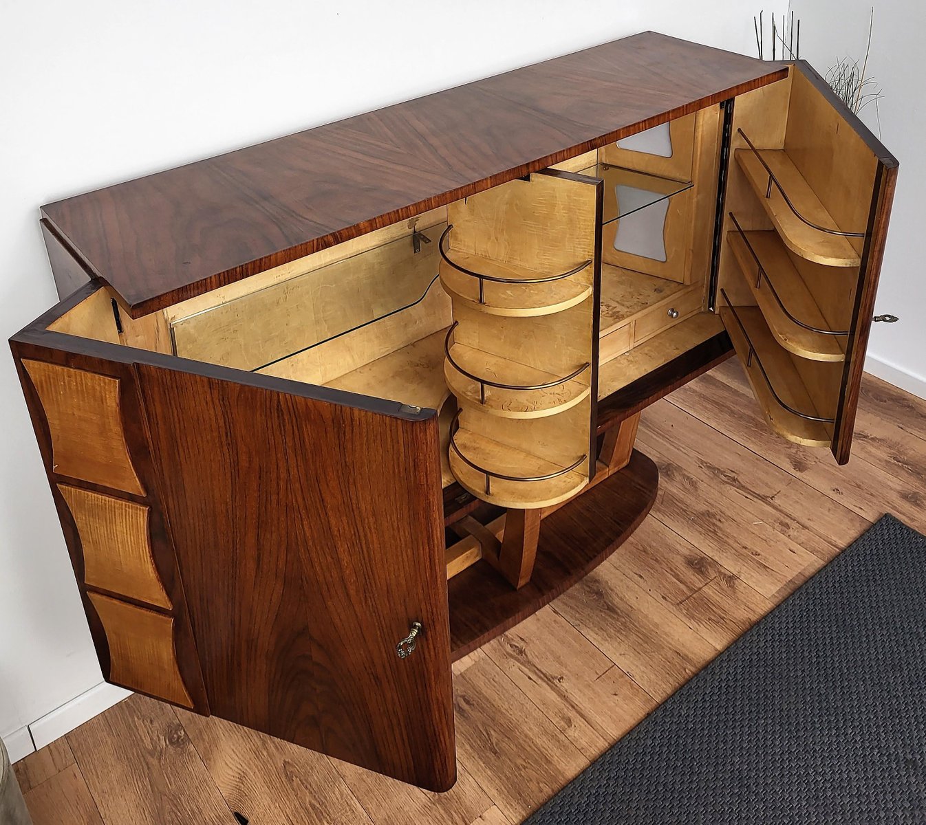 Italienischer Art Déco Barschrank aus Nusswurzelholz, 1960er bei Pamono ...