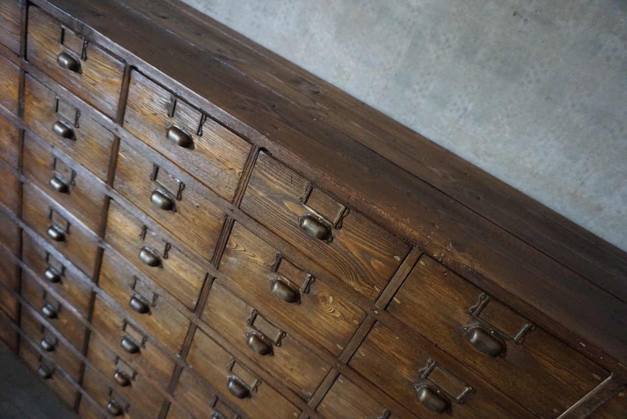 Großer Französischer Vintage Kiefernholz Apotheker Schubladenschrank
