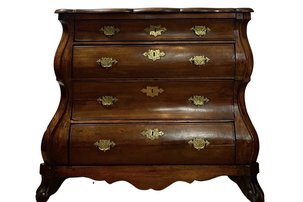 Antique Dutch Bombe Chest of Drawers in Walnut, 1700s for sale at Pamono