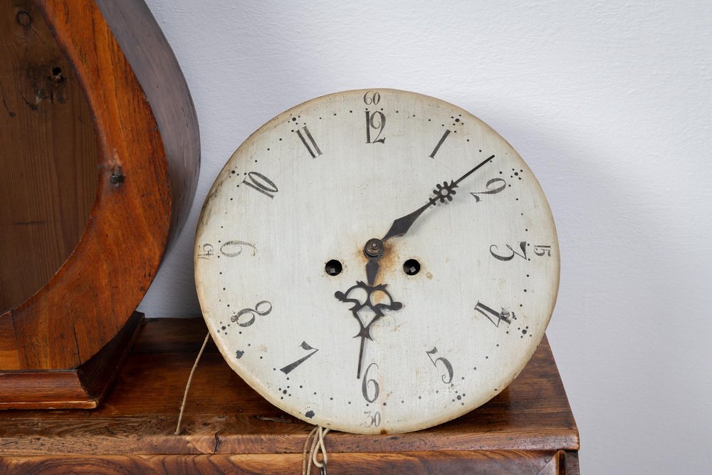 Antique Swedish Veneered Elm Clock for sale at Pamono