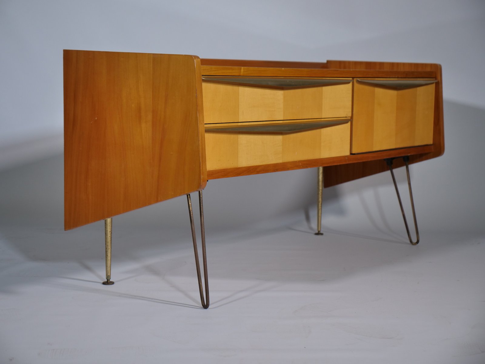 Credenza bassa in legno di ciliegio con forcine, Italia, anni '50 in