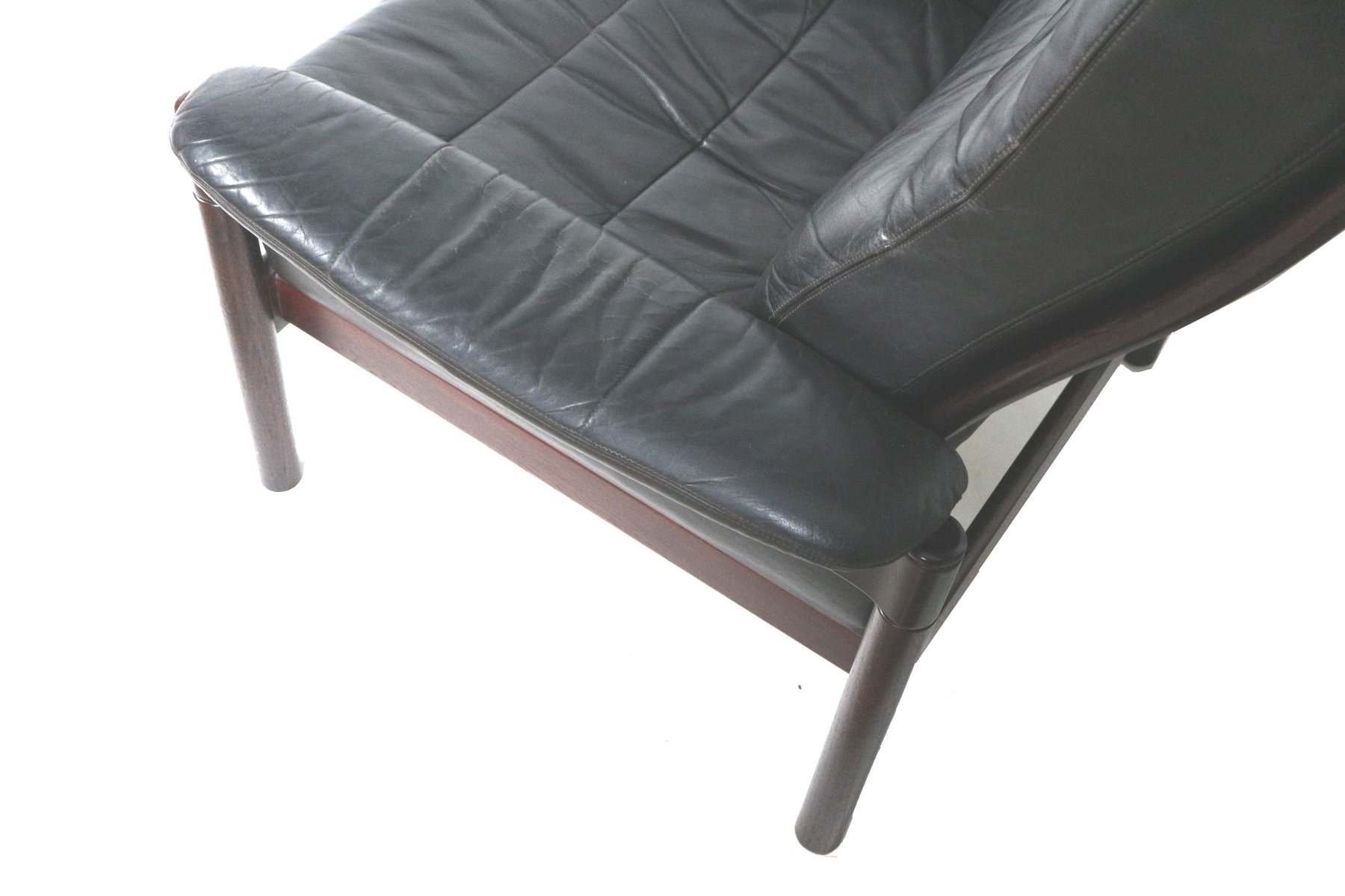 Schwarzer Ledersessel mit Holzgestell, 1960er bei Pamono kaufen