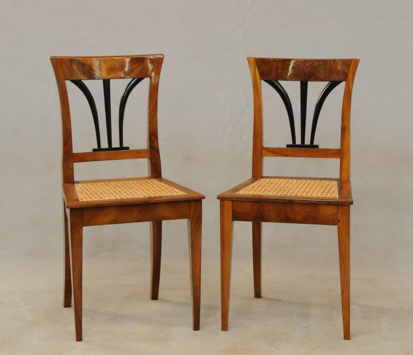 Antike Biedermeier Stühle aus Nussholz, 2er Set bei Pamono kaufen