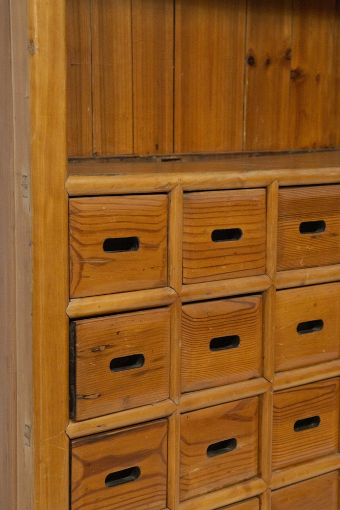 Petit meuble à hauteur d'appui en bois mouluré ouvrant à 6 tiroirs en