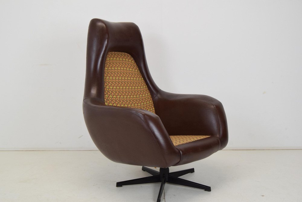 Poltrona classica imbottita con struttura in legno