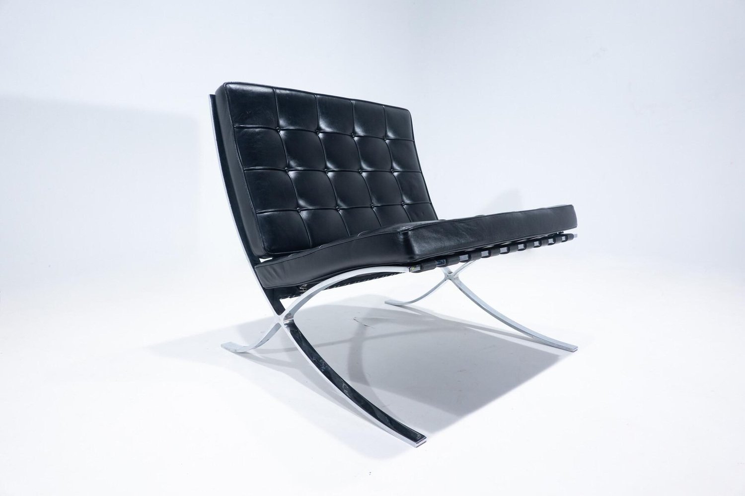 Sedie Barcelona in pelle nera di Ludwig Mies van der Rohe per Knoll
