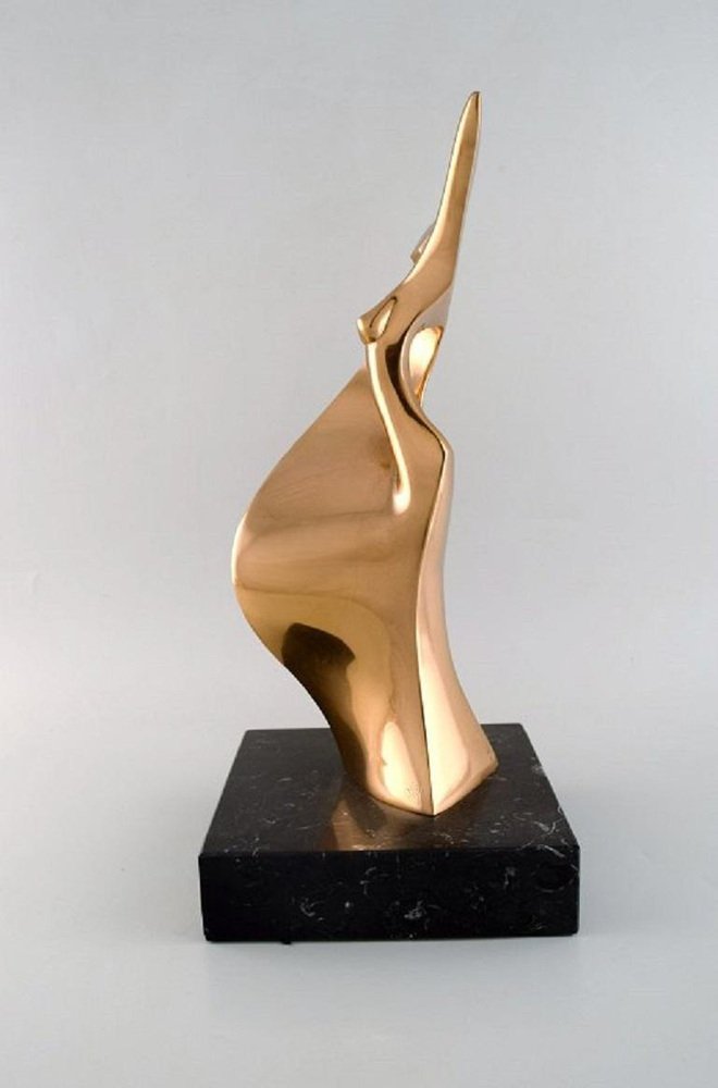 Une figurine en bois sculpté d'une figure féminine, à l'ancienne contre